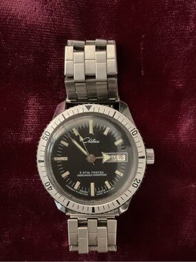Chateau Silver Stainless Men’s Diver Watch with Black Dial. Works